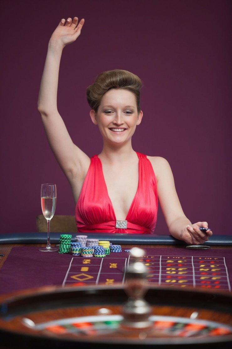 Dealer kasino langsung sedang mengelola permainan live dengan pemain online
