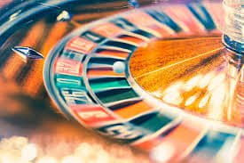 Dealer kasino langsung yang profesional mengelola permainan secara interaktif dan adil